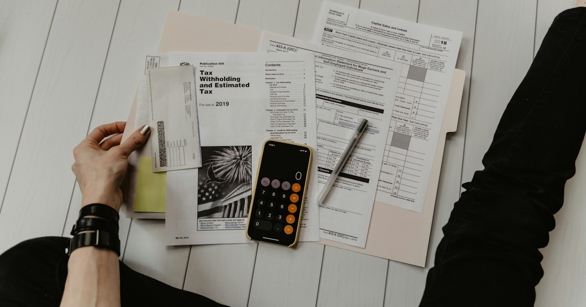 Documentos e papéis organizados sobre uma mesa de trabalho